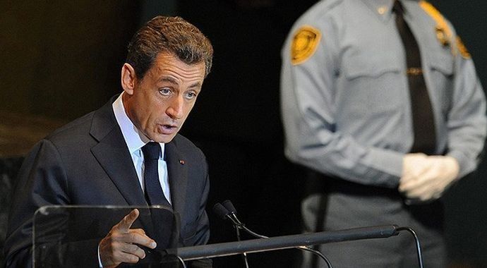 Sarkozy siyasete geri döndüğünü açıkladı