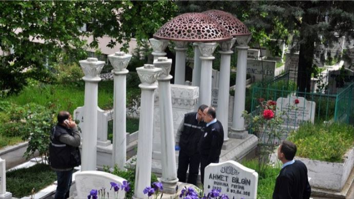 Zeki Müren&#039;in babasının mezarından çalınan kubbenin yerine yenisi konuldu