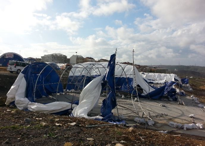 Fırtına kurban pazarındaki çadırları uçurdu