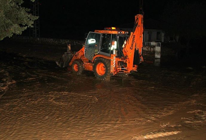 Hatay&#039;da sel felaketi Antakya-İskenderun yolunu trafiğe kapattı
