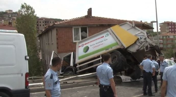 İstanbul&#039;da çöp kamyonu dehşeti! 4 yaralı