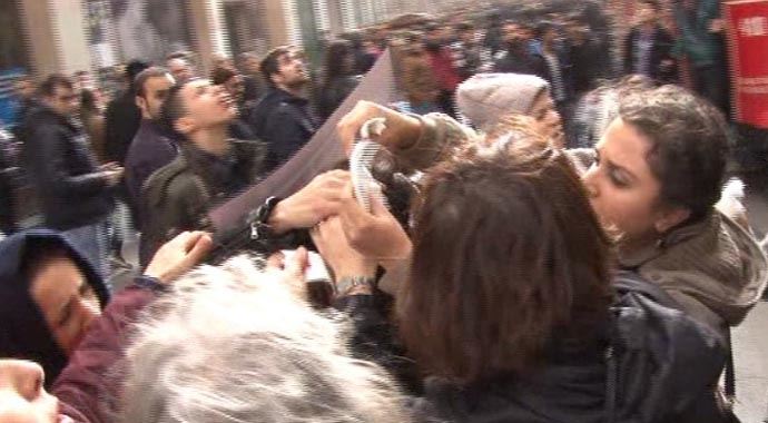 Taksim&#039;de eylemci kadının kafasına kalas düştü