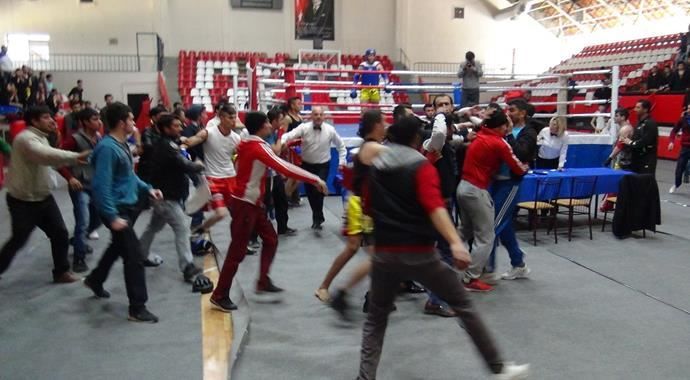 Muay Thai seçmelerinde salon savaş alanına döndü