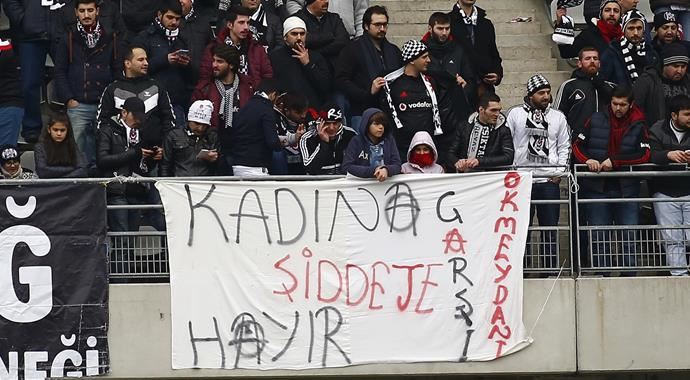 Beşiktaş taraftarlarından anlamlı pankart!