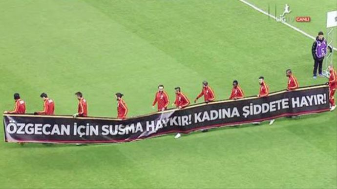 Galatasaray Balıkesirspor maçına Özgecan pankartıyla çıktı