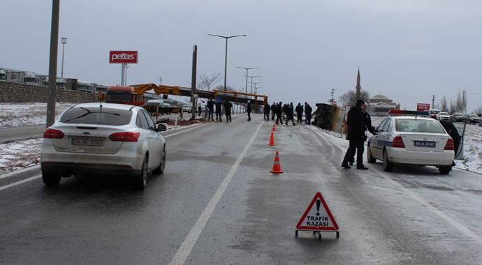 Kırşehir&#039;de işçi servisi devrildi, 16 yaralı var