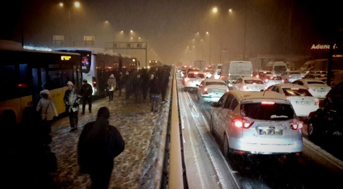 İstanbul&#039;da trafik kilitlendi, vatandaş yollara düştü