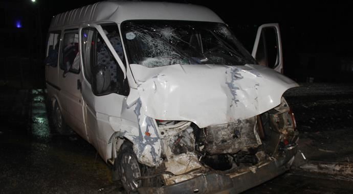 Samsun&#039;da minibüsler çarpıştı, 9 yaralı var