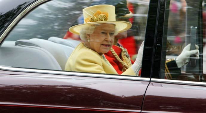 Kraliçe Elizabeth 37 bin dolar maaşa şoför arıyor!