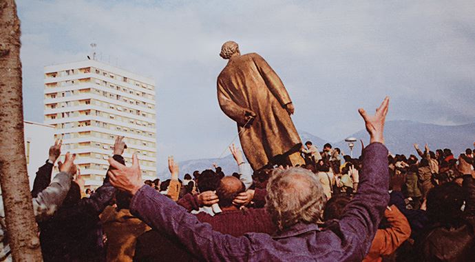 Komünist diktatör Enver Hoca&#039;nın &#039;yıkılışı&#039;nın üzerinden 24 yıl geçti