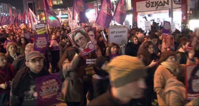 Kadıköy&#039;de Özgecan Aslan protestosu