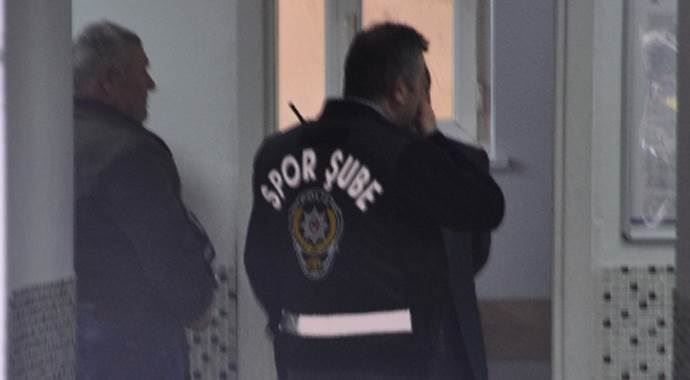 Balıkesirspor Başkanı, Hakem Tolga Özkalfa&#039;ya saldırdı