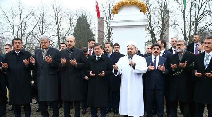 Davutoğlu, Macaristan&#039;da Türk Şehitliğini ziyaret etti