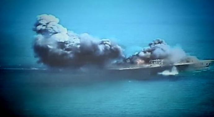 İran, maket Amerikan gemisini batırdı