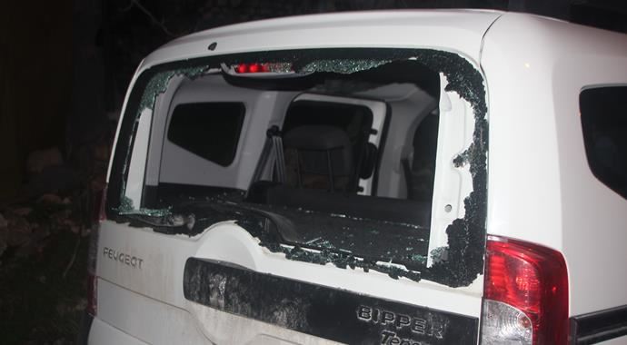 Duran arabanın arka camına çarpan şahıs yaralandı