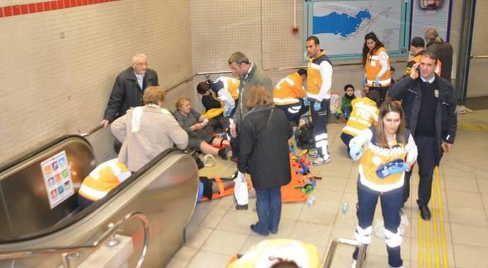 İzmir metrosunda merdiven kazası! Yaralılar var