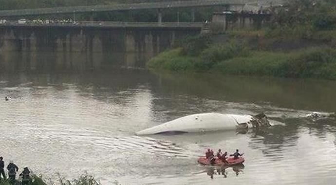Tayvan&#039;da yolcu uçağı nehre çakıldı, 12 ölü var
