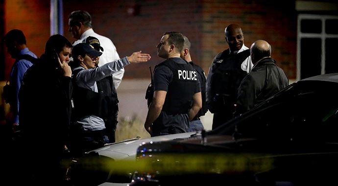 Ferguson&#039;da iki polis vuruldu!