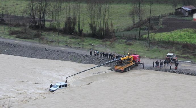 Sel suları köprüyü yıktı, araba suya düştü 3 kişi...