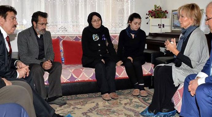 Filiz Akın, Özgecan&#039;ın ailesini ziyaret etti