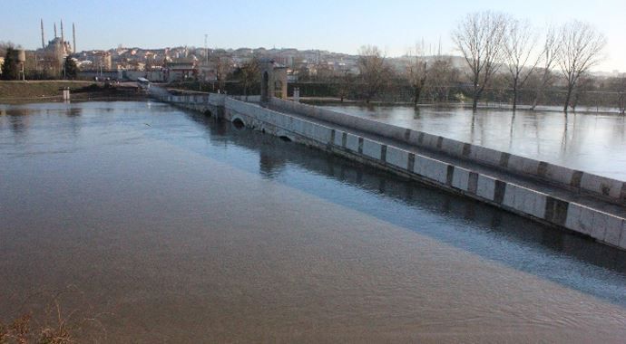 Edirne&#039;de nehir suları Lozan Caddesi&#039;ne ulaştı