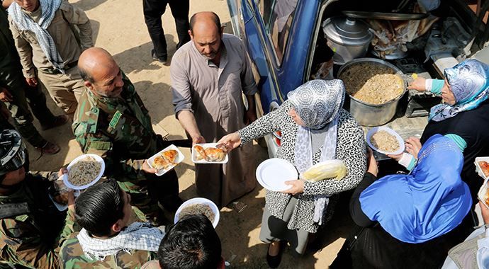 Terör örgütü IŞİD&#039;e karşı savaşan güvenlik güçlerine yemek pişirip dağıttılar