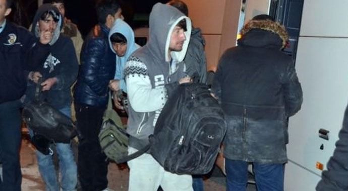 Balıkesir&#039;de 62 kaçak göçmen yakalandı