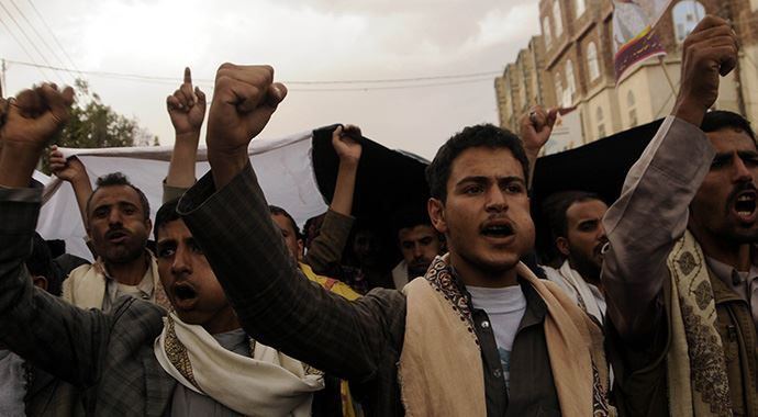 Yemen&#039;de Husiler göstericilere ateş açtı