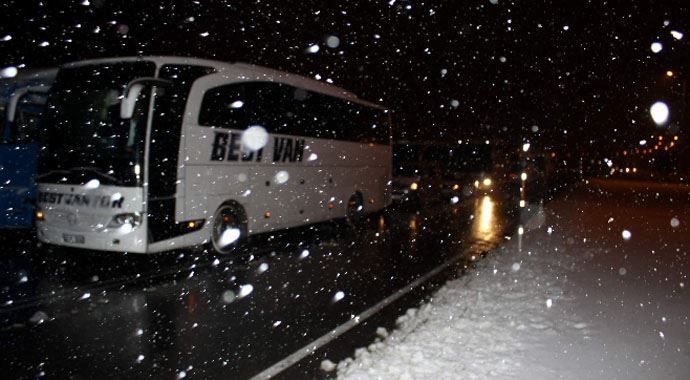 Kayseri&#039;de kar yağışı o yolu ulaşıma kapadı