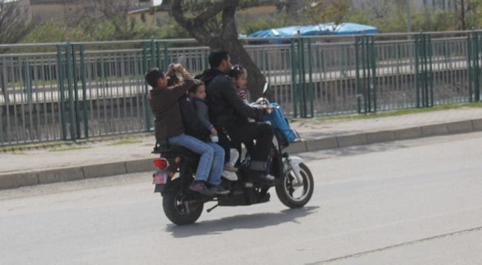 2 kişilik motosiklette 5 kişi!