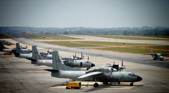 Hindistan&#039;da askeri uçak düştü