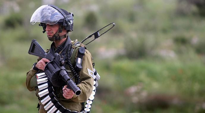 İşgalci İsrail güçleri, 2 Filistinliyi gözaltına aldı