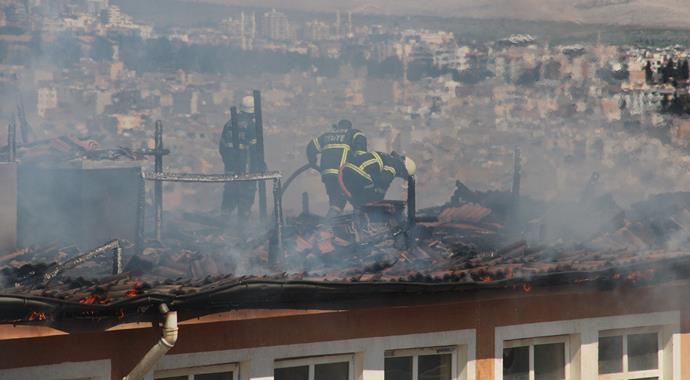Urfa&#039;da okulun çatısı yandı, öğrenciler tahliye edildi