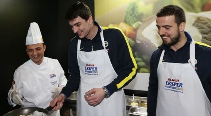 Fenerbahçe Ülkerli oyuncular mutfaktaki hünerlerini sergiledi