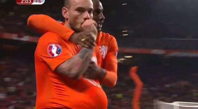 Sneijder&#039;in eşi Yolanthe hamile mi?
