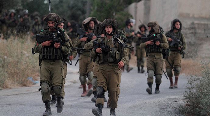 İsrail askerleri, Filistinli 3 ilköğretim öğrencisini gözaltına aldı!