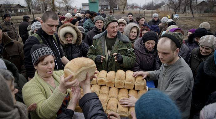 Ukrayna&#039;da ayrılıkçılar halka ekmek dağıttı