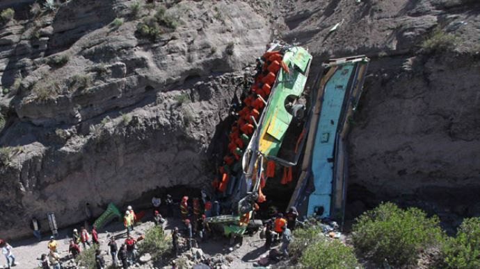 Peru&#039;da otobüs uçuruma yuvarlandı: 21 ölü