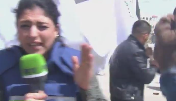 İşgalci İsrail askerleri kadın gazeteciye saldırdı