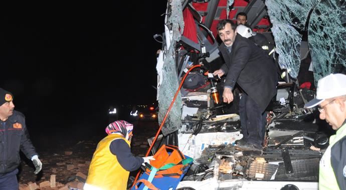 Kırıkkale-Samsun Karayolu&#039;nda feci kaza: 2 ölü, 13 yaralı