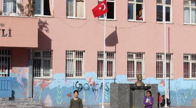 İndirilen Türk bayrağının yerine yenisi asıldı