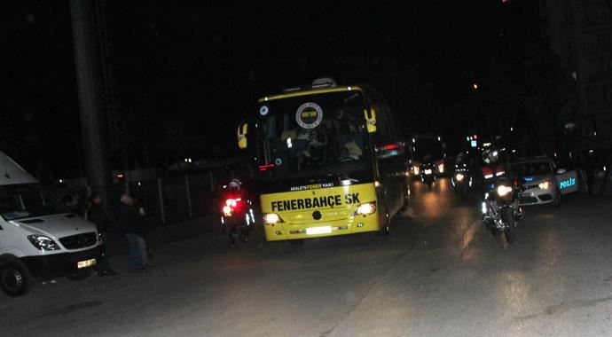 Fenerbahçe otobüsüne saldırı!