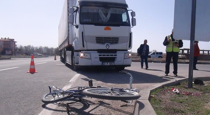 Aksaray&#039;da TIR&#039;ın çarptığı bisikletli öldü