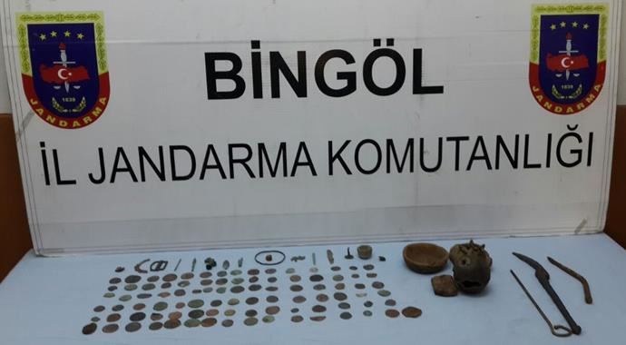 Bingöl&#039;de tarihi eser kaçakçıları jandarmaya takıldı
