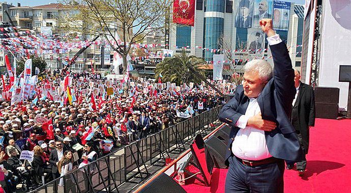 Tuncay Özkan CHP mitingi diye AK Parti&#039;nin miting fotoğrafıyla meydan okudu
