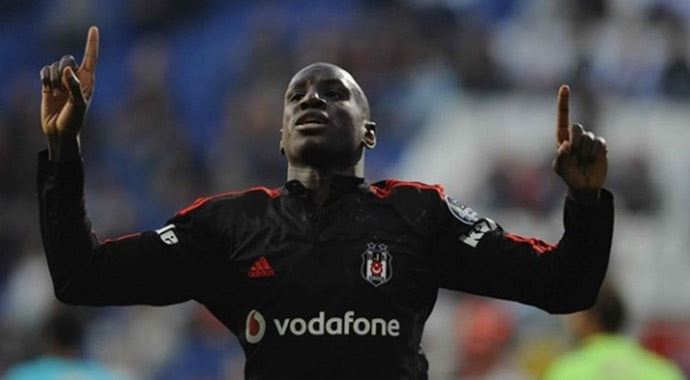 Demba Ba ezanı duydu namaza gitti