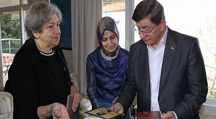 Davutoğlu&#039;ndan ünlü yazarın eşine taziye ziyareti