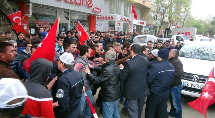 Orhangazi&#039;de HDP lokaline yürüyen grubu polis engelledi