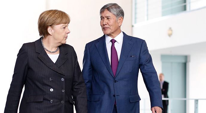 Merkel, Yatsenyuk ve Atambayev ile görüştü
