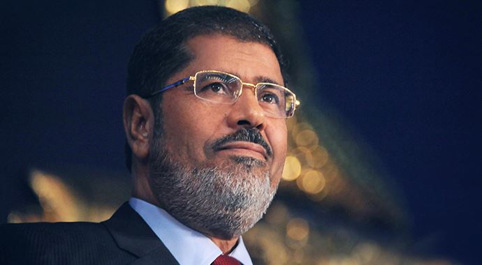 Darbeciler seçilmiş Cumhurbaşkanı Mursi&#039;ye 20 yıl hapis verdi!
